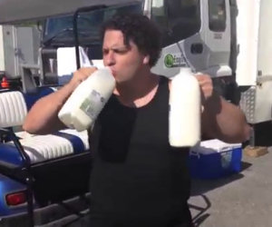 Questo video mostra gli effetti del bere troppo latte