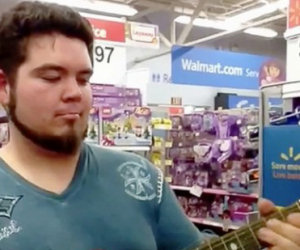 Trova una chitarra giocattolo al supermercato, ecco cosa riesce a fare