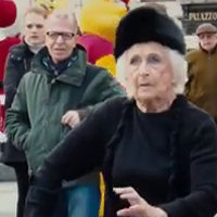 Un artista di strada balla con una donna di 82 anni che lo stupisce