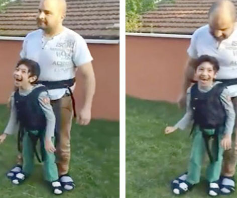 Il papà fa provare al figlio paralizzato il piacere di una camminata