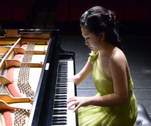 Ha solo una mano ma il modo in cui suona il piano è spettacolare