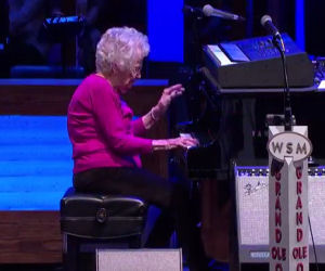 Chiama sul palco una donna di 98 anni, la sua esibizone è incredibile