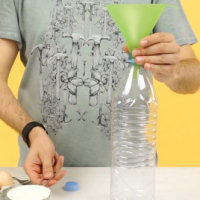 Ecco come fare le crepes usando una bottiglia di plastica!