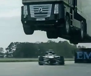 Formula Uno passa sotto un camion