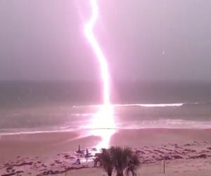 Un fulmine colpisce l'onda durante una tempesta: il video