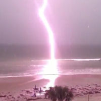 Un fulmine colpisce l'onda durante una tempesta: il video