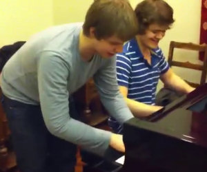 Un genio del pianoforte si diverte con un amico, un duetto epico!