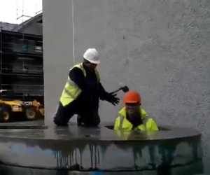 Tre operai giocano in modo geniale sul posto di lavoro