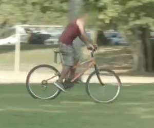 Giustizia istantanea per un ladro di biciclette, ben gli sta!