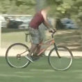 Giustizia istantanea per un ladro di biciclette, ben gli sta!
