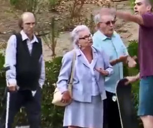 Alcuni anziani vanno da degli skater, uno farà qualcosa di assurdo