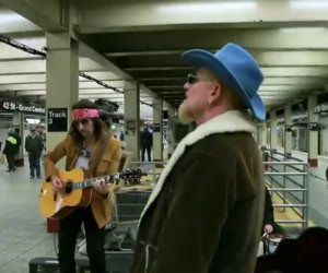 Gli U2 si travestono e suonano in metro. Ecco la reazione della gente