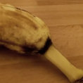 Vuole mangiare una banana, ma accade qualcosa di terrificante