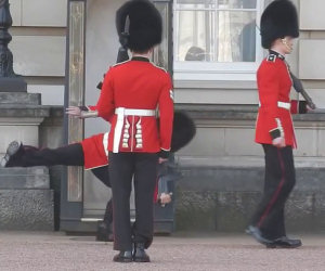 Cade durante il cambio delle guardie a Buckingham Palace