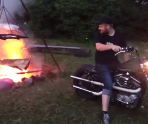 Accende fuoco con una Harley Davidson