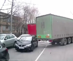 Questo camion pesca un'automobile e non vuole più mollarla