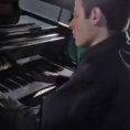 Il pianista più veloce al mondo si esibisce in modo straordinario