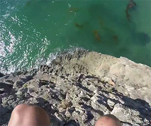 Questo ragazzo si lancia da una roccia con un salto folle