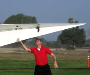 Il più grande aereo di carta al mondo