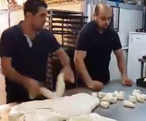 Preparano le pizze, guardate l'uomo a sinistra cosa riesce a fare