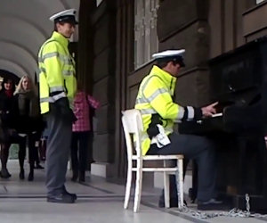 Il poliziotto pianista di Praga