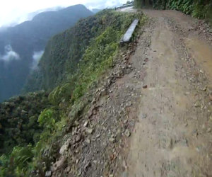 In bicicletta lungo la strada della morte