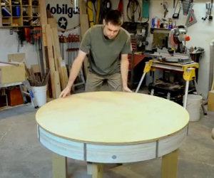 Sembra un normale tavolo in legno ma quando lo ruota, che sorpresa!