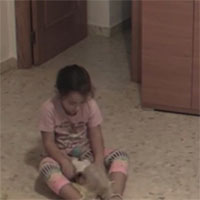 Filmano la bimba mentre gioca, tenete d'occhio la bambola a fianco