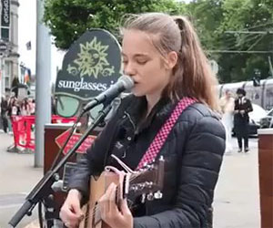 La bravura di questa artista di strada ti sorprenderà