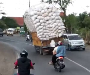 Un camion trasporta un grosso carico e sfida la forza di gravità