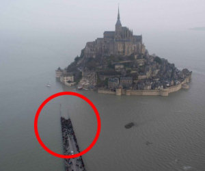 Ecco la marea del secolo, l'acqua sale di 14 metri a Mont Saint-Michel