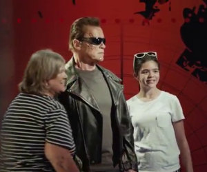 Si fanno una foto con la statua di Terminator ma succede qualcosa...
