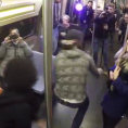 Salgono in metropolitana ma sarà un viaggio diverso da tutti gli altri