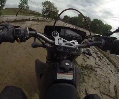 Motociclista attraversa un'inondazione