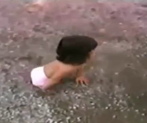 Questa bambina senza gambe viene abbandonata, ecco chi è adesso