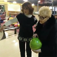 La nonnina fa strike al suo primo tiro con una palla da bowling