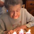 Festeggia 102 anni, mentre soffia le candeline perde la dentiera
