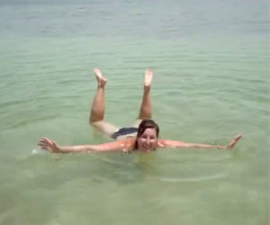 Nuotare nel Mar Morto