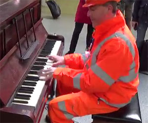 Un operaio suona il pianoforte in stazione e stupisce tutti