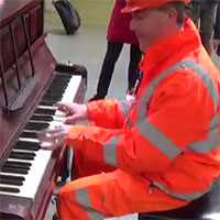 Un operaio suona il pianoforte in stazione e stupisce tutti