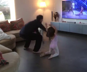 Inizia la coreografia in tv, ecco cosa fanno papà e figlia