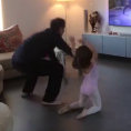 Inizia la coreografia in tv, ecco cosa fanno papà e figlia