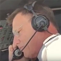 Il pilota dell'aereo chiede ad una passeggera di sposarlo