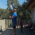 Il papà e le figlie sono sul balcone, ecco cosa succede all'improvviso