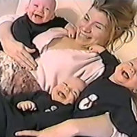 Filma la moglie con i 4 gemelli, non riuscirete a smettere di ridere