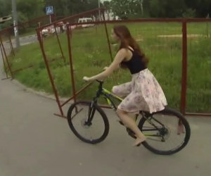Durante una passeggiata in bicicletta una ragazza perde la gonna