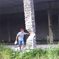 Ragazzo folle fa crollare un edificio distruggendo un pilastro