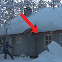 Ecco come quest'uomo rimuove la neve dal tetto. Un sistema geniale!