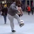 Cristiano Ronaldo si traveste da senzatetto e gioca per strada