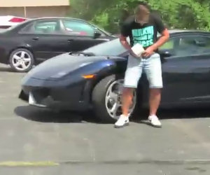 Scherzo della cacca sulla Lamborghini